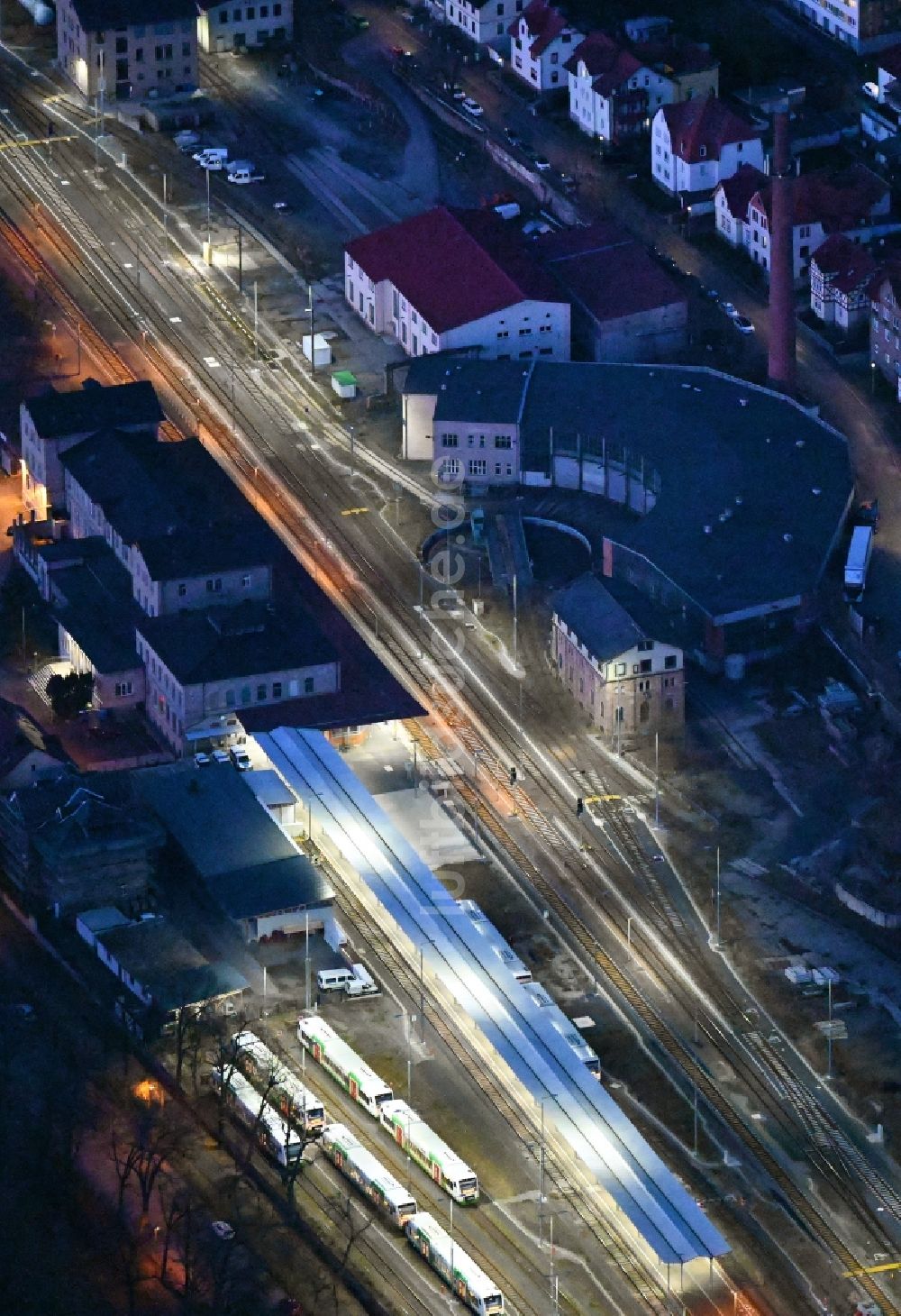 Nacht-Luftaufnahme Meiningen - Nachtluftbild Gleisverlauf und Bahnhofsgebäude in Meiningen im Bundesland Thüringen, Deutschland