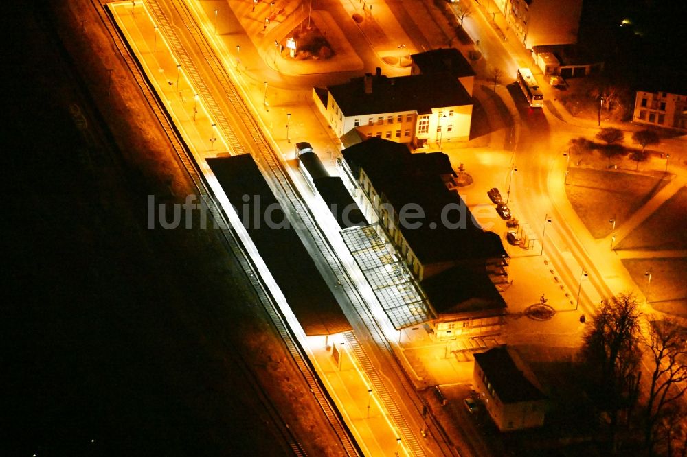Mühlhausen bei Nacht aus der Vogelperspektive: Nachtluftbild Gleisverlauf und Bahnhofsgebäude in Mühlhausen im Bundesland Thüringen, Deutschland