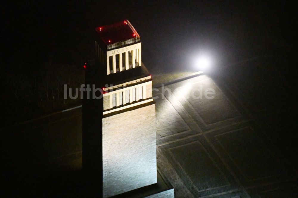 Nachtluftbild Weimar - Nachtluftbild Glockenturm der Nationalen Mahn- und Gedenkstätte der DDR Buchenwald im Ortsteil Ettersberg in Weimar im Bundesland Thüringen, Deutschland
