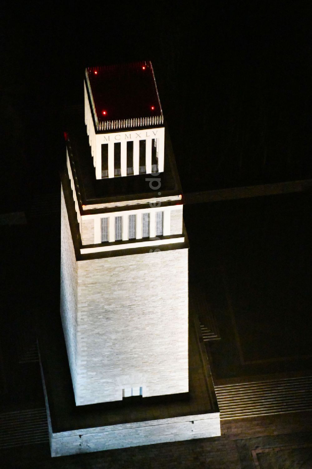 Nacht-Luftaufnahme Weimar - Nachtluftbild Glockenturm der Nationalen Mahn- und Gedenkstätte der DDR Buchenwald im Ortsteil Ettersberg in Weimar im Bundesland Thüringen, Deutschland
