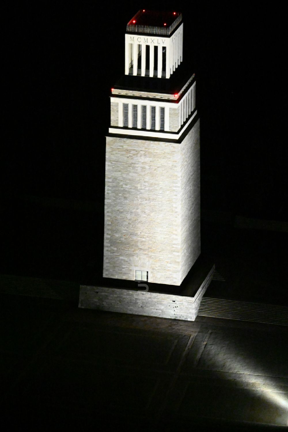 Weimar bei Nacht von oben - Nachtluftbild Glockenturm der Nationalen Mahn- und Gedenkstätte der DDR Buchenwald im Ortsteil Ettersberg in Weimar im Bundesland Thüringen, Deutschland