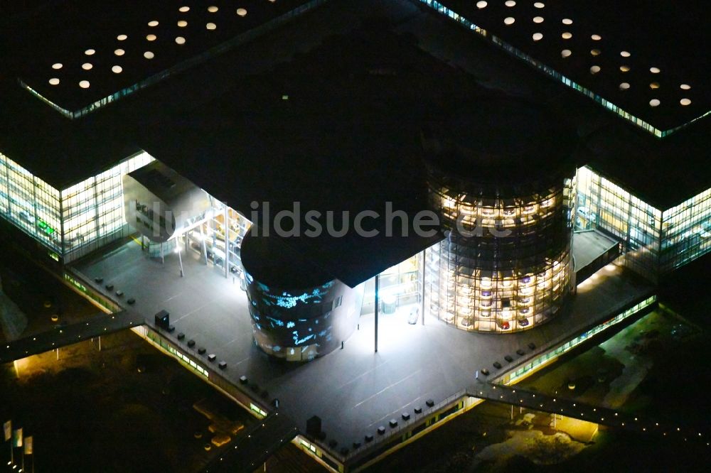 Dresden bei Nacht von oben - Nachtluftbild Gläserne VW Manufaktur in Dresden im Bundesland Sachsen