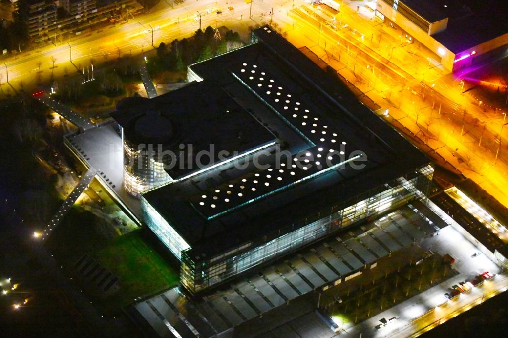 Dresden bei Nacht aus der Vogelperspektive: Nachtluftbild Gläserne VW Manufaktur in Dresden im Bundesland Sachsen