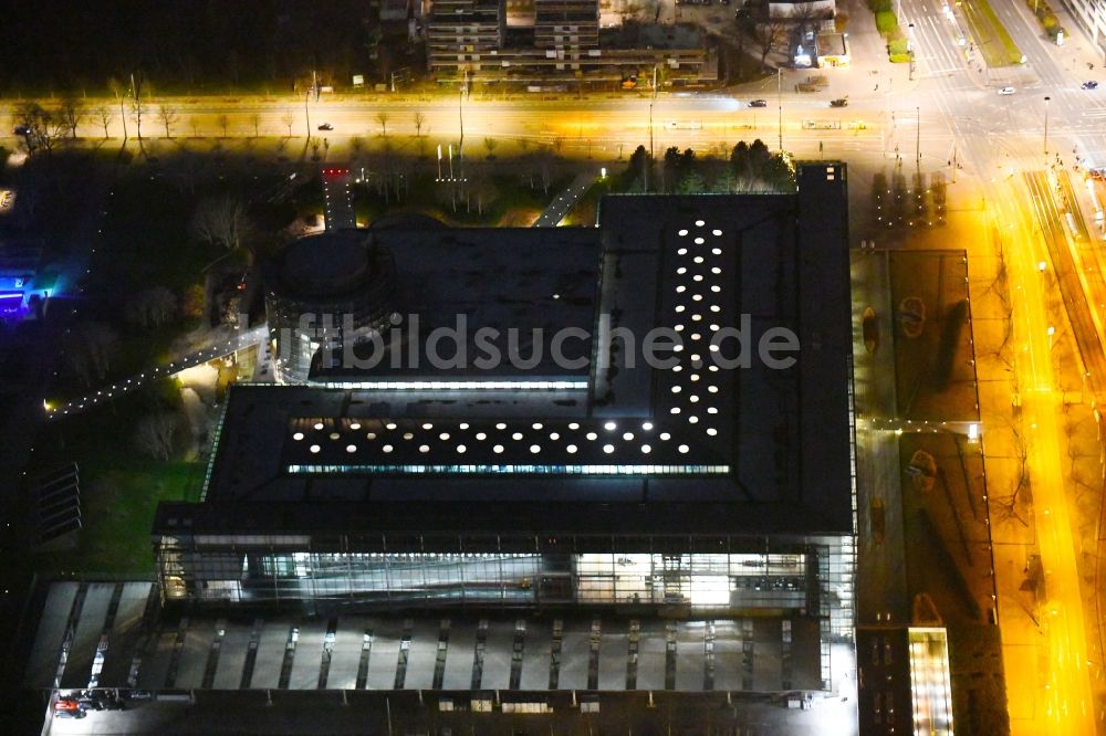 Nachtluftbild Dresden - Nachtluftbild Gläserne VW Manufaktur in Dresden im Bundesland Sachsen