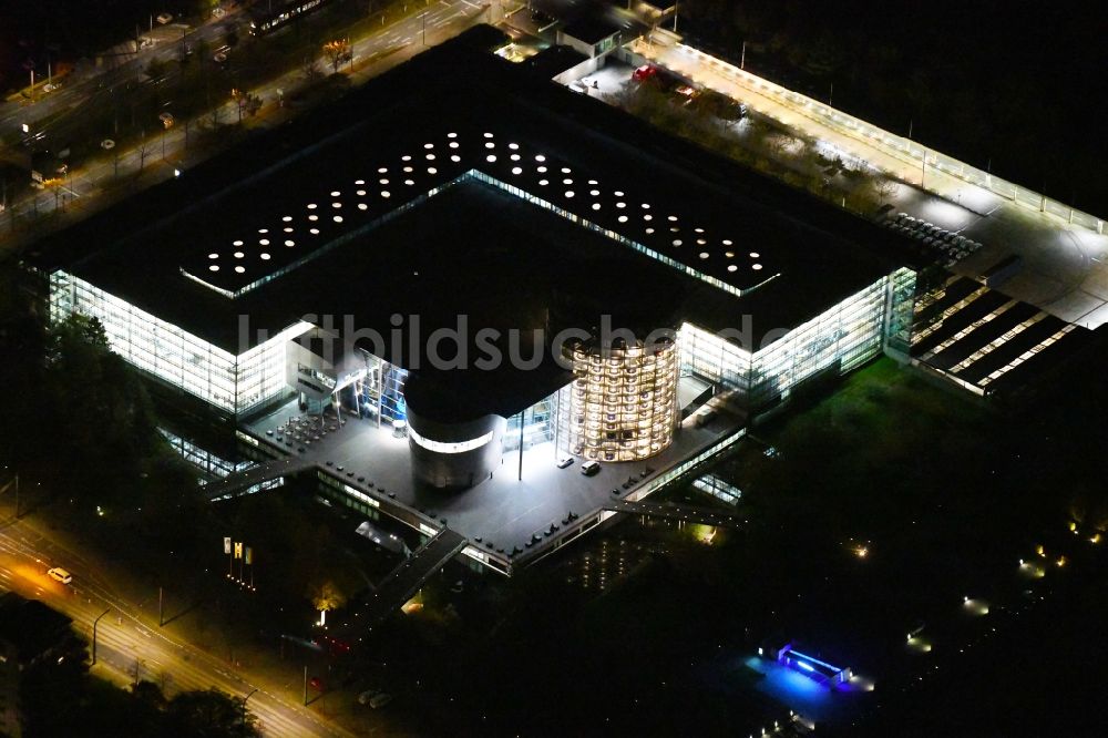 Nachtluftbild Dresden - Nachtluftbild Gläserne VW Manufaktur in Dresden im Bundesland Sachsen