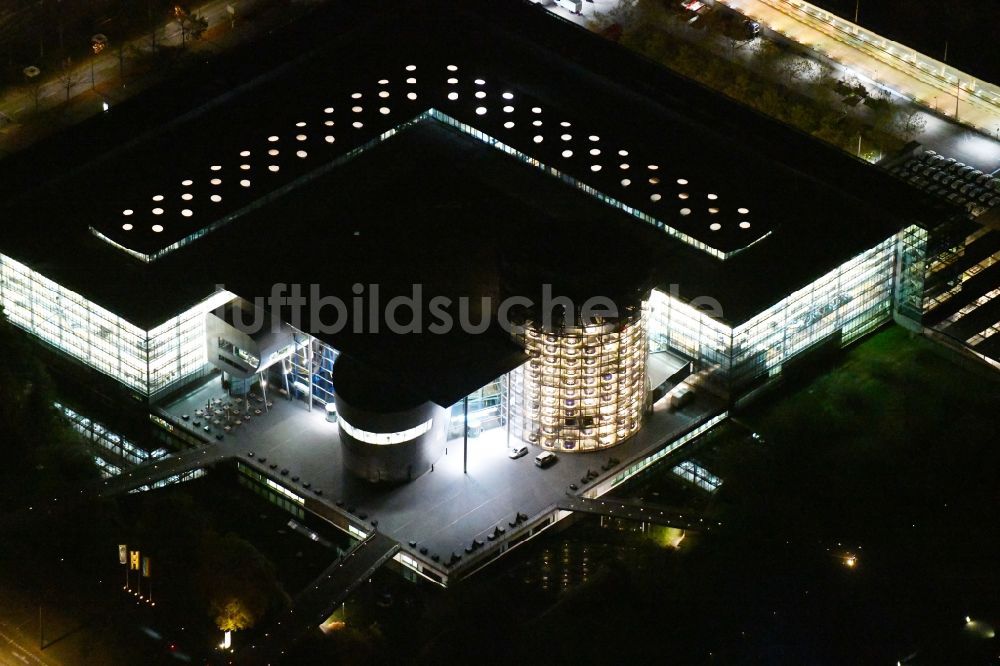 Nacht-Luftaufnahme Dresden - Nachtluftbild Gläserne VW Manufaktur in Dresden im Bundesland Sachsen