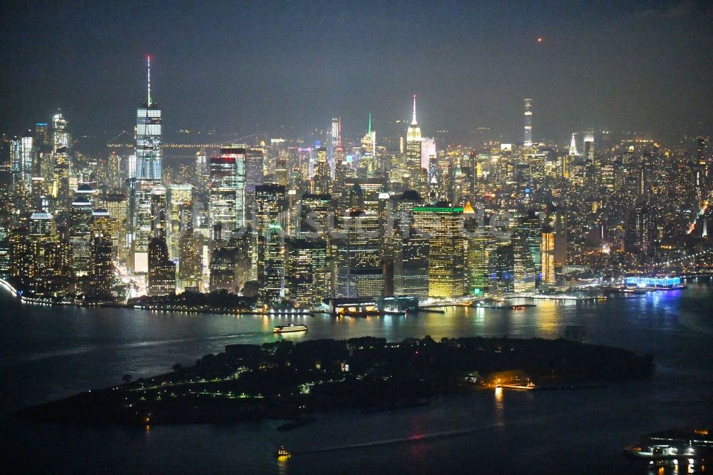 Nachtluftbild New York - Nachtluftbild Governors Island vor der Skyline im Innenstadtbereich im Ortsteil Manhattan in New York in USA