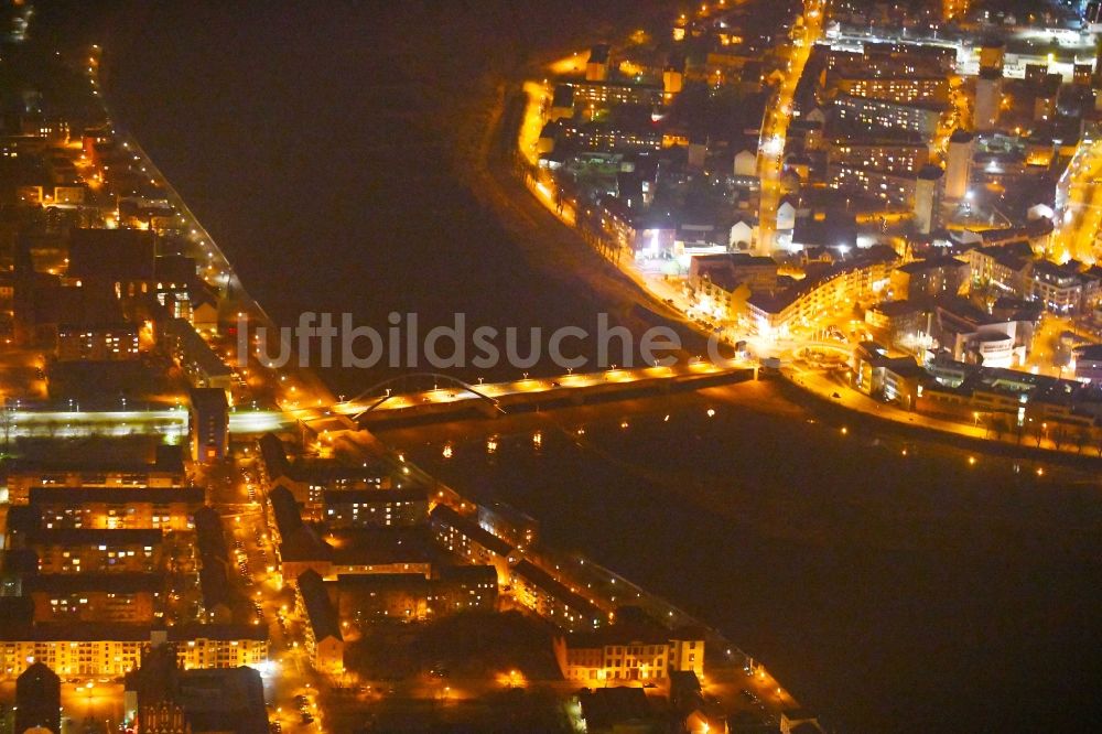 Frankfurt (Oder) bei Nacht aus der Vogelperspektive: Nachtluftbild Grenz- Fluß - Brückenbauwerk über die Oder in Frankfurt (Oder) im Bundesland Brandenburg, Deutschland