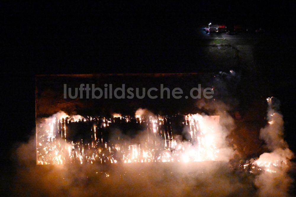 Bad Lauchstädt bei Nacht von oben - Nachtluftbild Großbrand Strohballen- Silage Stapel in Bad Lauchstädt im Bundesland Sachsen-Anhalt, Deutschland