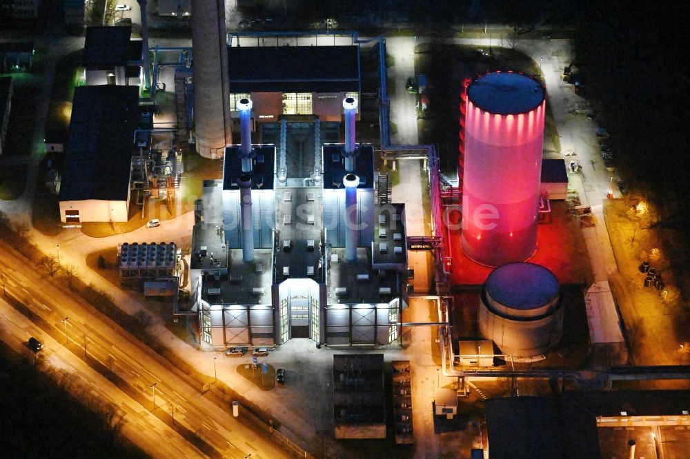 Nacht-Luftaufnahme Schwerin - Nachtluftbild GuD Kraftwerk mit Gas- und Dampfturbinenanlagen in Schwerin im Bundesland Mecklenburg-Vorpommern, Deutschland