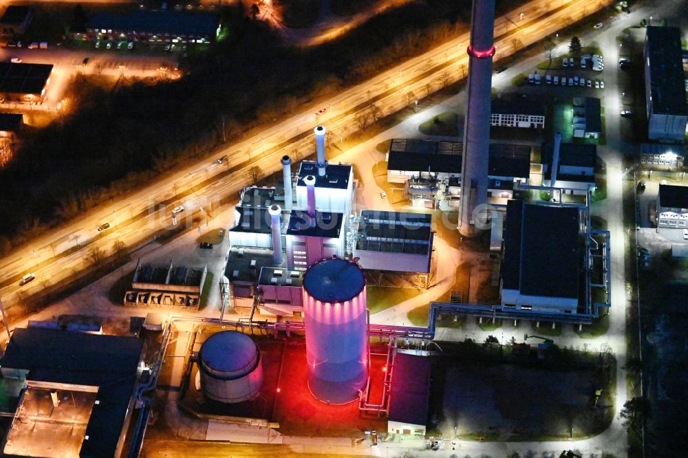 Schwerin bei Nacht von oben - Nachtluftbild GuD Kraftwerk mit Gas- und Dampfturbinenanlagen in Schwerin im Bundesland Mecklenburg-Vorpommern, Deutschland