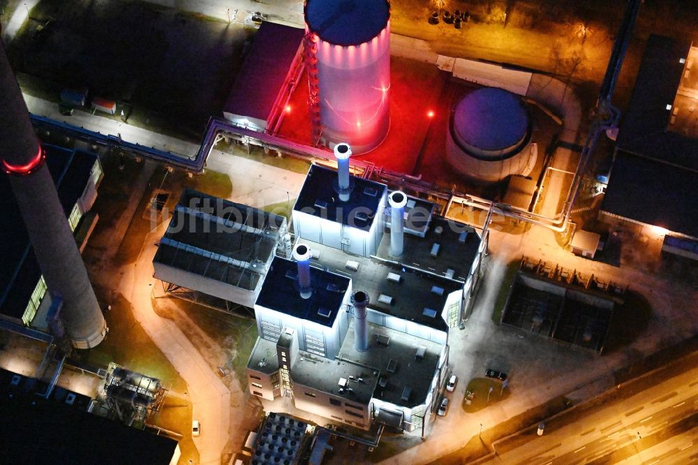 Schwerin bei Nacht aus der Vogelperspektive: Nachtluftbild GuD Kraftwerk mit Gas- und Dampfturbinenanlagen in Schwerin im Bundesland Mecklenburg-Vorpommern, Deutschland