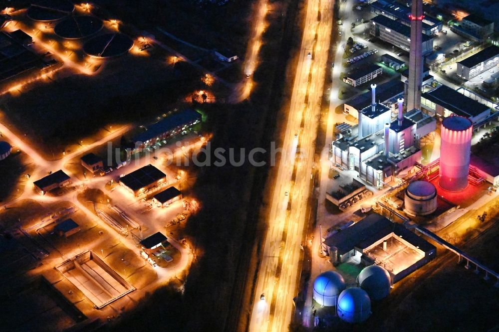 Nachtluftbild Schwerin - Nachtluftbild GuD Kraftwerk mit Gas- und Dampfturbinenanlagen in Schwerin im Bundesland Mecklenburg-Vorpommern, Deutschland
