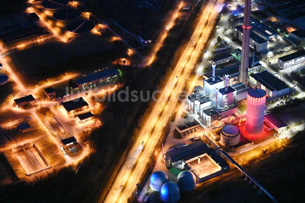 Nacht-Luftaufnahme Schwerin - Nachtluftbild GuD Kraftwerk mit Gas- und Dampfturbinenanlagen in Schwerin im Bundesland Mecklenburg-Vorpommern, Deutschland