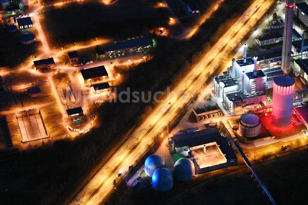 Schwerin bei Nacht von oben - Nachtluftbild GuD Kraftwerk mit Gas- und Dampfturbinenanlagen in Schwerin im Bundesland Mecklenburg-Vorpommern, Deutschland