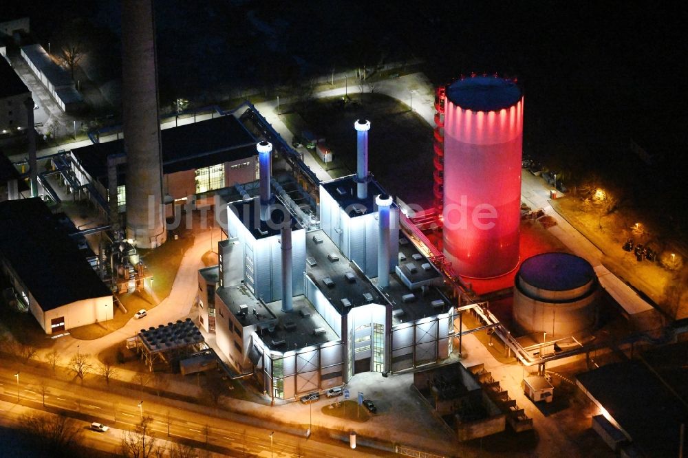 Nachtluftbild Schwerin - Nachtluftbild GuD Kraftwerk mit Gas- und Dampfturbinenanlagen in Schwerin im Bundesland Mecklenburg-Vorpommern, Deutschland