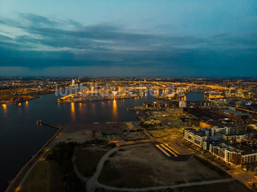 Malmö bei Nacht aus der Vogelperspektive: Nachtluftbild Hafenanlagen an der Meeres- Küste der Ostsee im Ortsteil Hamnen in Malmö in Skane län, Schweden