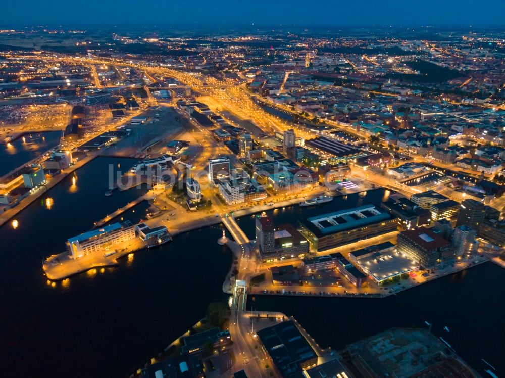 Malmö bei Nacht aus der Vogelperspektive: Nachtluftbild Hafenanlagen an der Meeres- Küste der Ostsee im Ortsteil Hamnen in Malmö in Skane län, Schweden