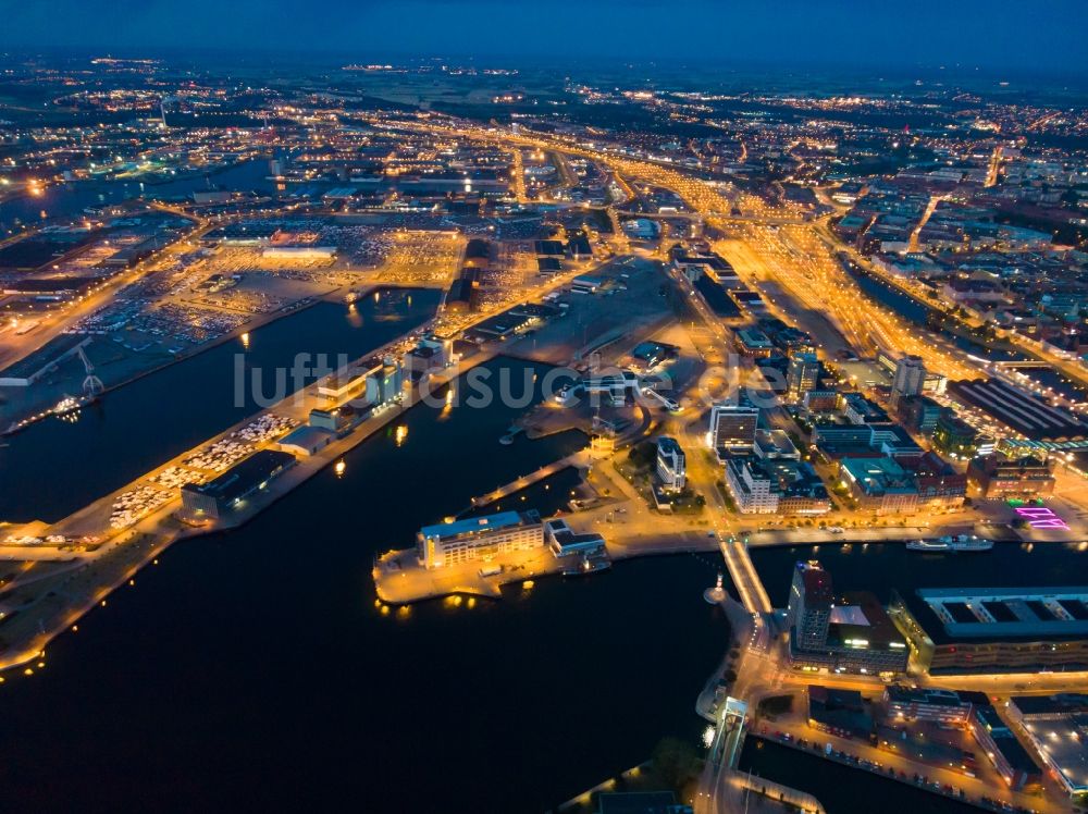 Nachtluftbild Malmö - Nachtluftbild Hafenanlagen an der Meeres- Küste der Ostsee im Ortsteil Hamnen in Malmö in Skane län, Schweden