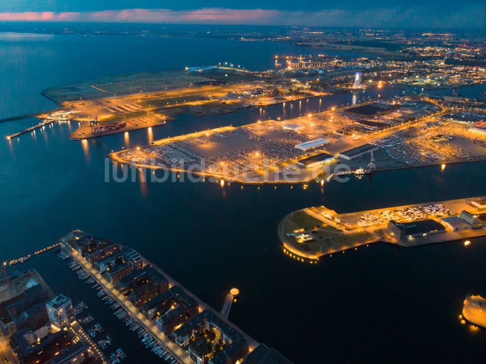 Nacht-Luftaufnahme Malmö - Nachtluftbild Hafenanlagen an der Meeres- Küste der Ostsee im Ortsteil Hamnen in Malmö in Skane län, Schweden