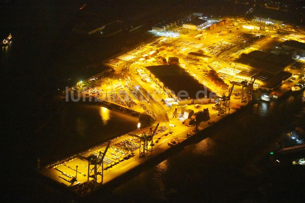 Nacht-Luftaufnahme Hamburg - Nachtluftbild Hafenanlagen am Ufer des Hafenbeckens Kleiner Grasbrook in Hamburg, Deutschland