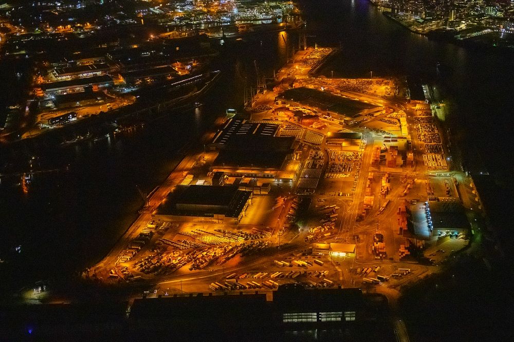 Hamburg bei Nacht von oben - Nachtluftbild Hafenanlagen am Ufer des Hafenbeckens Kleiner Grasbrook in Hamburg, Deutschland