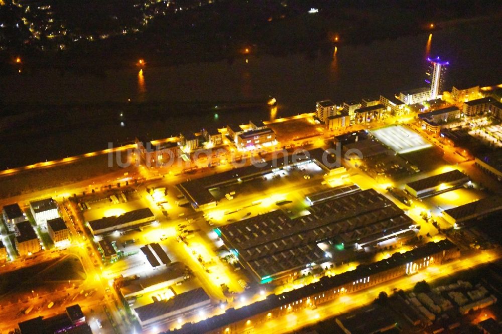 Nachtluftbild Bremen - Nachtluftbild Hafenanlagen am Ufer des Hafenbeckens Am Speicher im Ortsteil Walle in Bremen, Deutschland