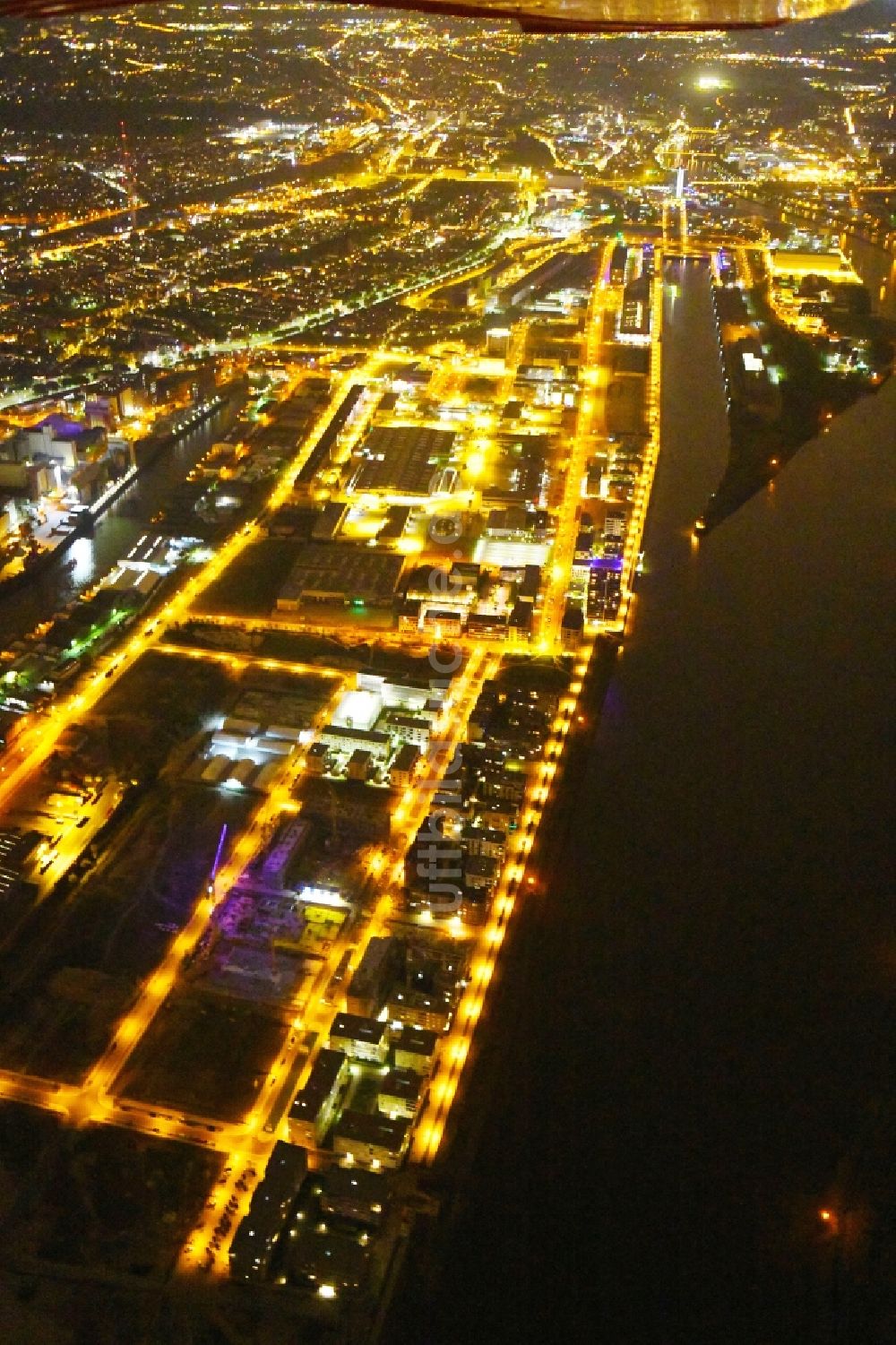 Nacht-Luftaufnahme Bremen - Nachtluftbild Hafenanlagen am Ufer des Hafenbeckens Am Speicher im Ortsteil Walle in Bremen, Deutschland