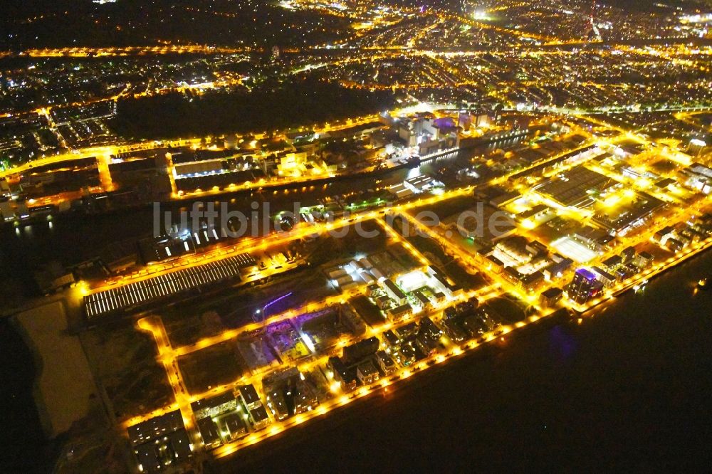 Bremen bei Nacht von oben - Nachtluftbild Hafenanlagen am Ufer des Hafenbeckens Am Speicher im Ortsteil Walle in Bremen, Deutschland