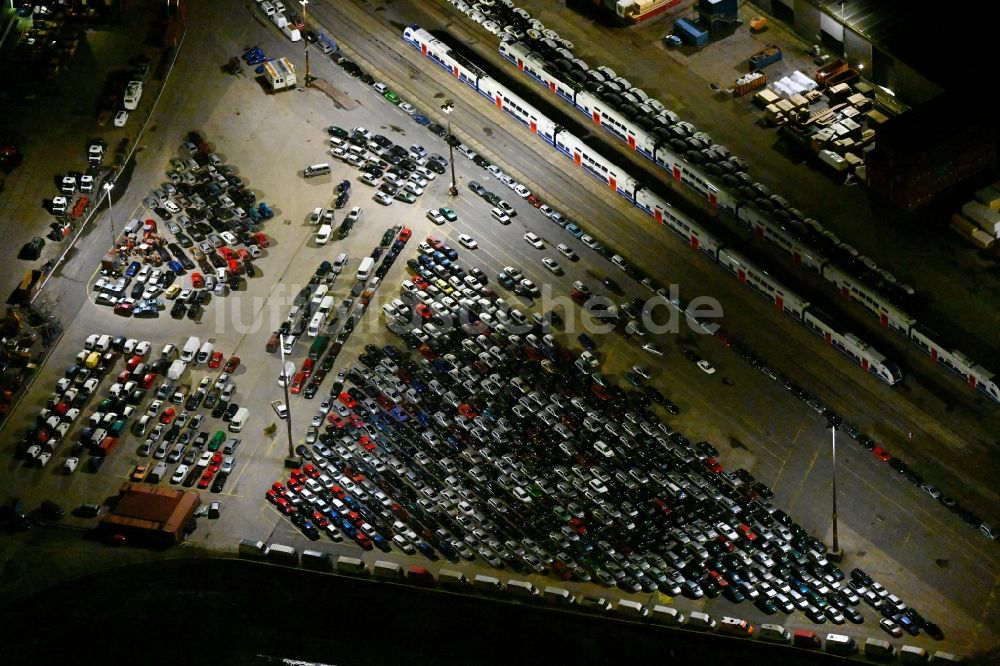 Nachtluftbild Hamburg - Nachtluftbild Hafenanlagen am Ufer des Hafenbeckens zur Spezialfahrzeug- und Nutzfahrzeug- Verladung im Export im Ortsteil Kleiner Grasbrook in Hamburg, Deutschland