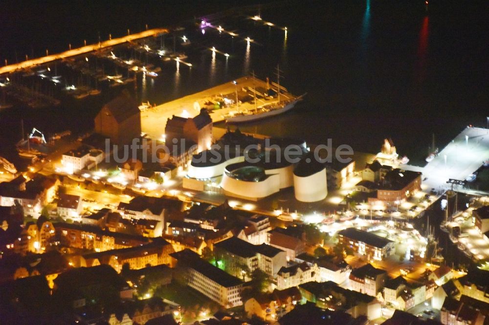 Nachtluftbild Stralsund - Nachtluftbild Hafeninsel mit dem Ozeaneum Meereskunde- Museum in der Hansestadt Stralsund in Mecklenburg - Vorpommern