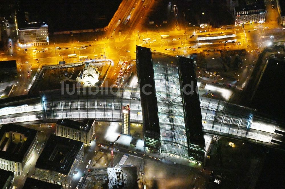 Berlin bei Nacht von oben - Nachtluftbild Hauptbahnhof der Deutschen Bahn in Berlin, Deutschland