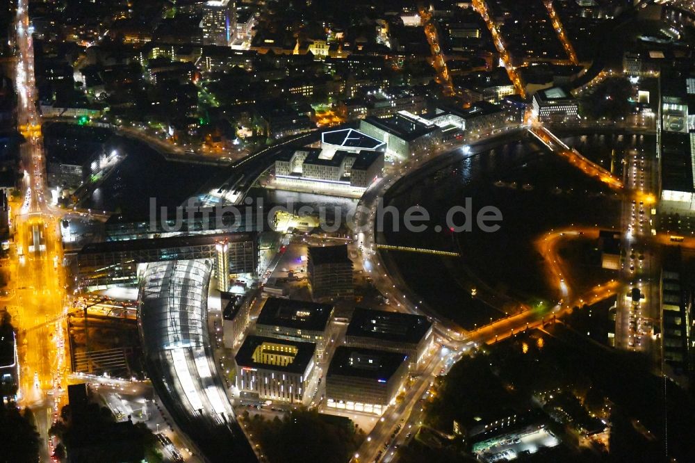 Nacht-Luftaufnahme Berlin - Nachtluftbild Hauptbahnhof der Deutschen Bahn in Berlin, Deutschland