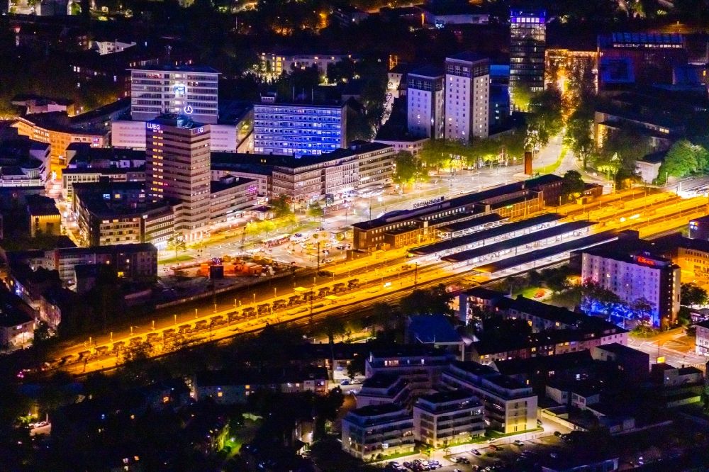 Nacht-Luftaufnahme Bochum - Nachtluftbild Hauptbahnhof der Deutschen Bahn in Bochum im Bundesland Nordrhein-Westfalen