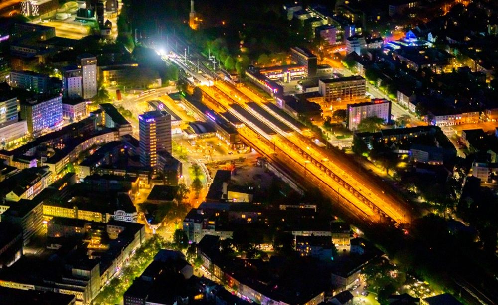 Nachtluftbild Bochum - Nachtluftbild Hauptbahnhof der Deutschen Bahn in Bochum im Bundesland Nordrhein-Westfalen