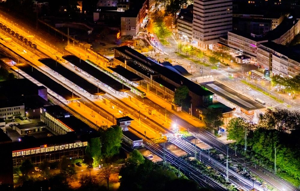 Nacht-Luftaufnahme Bochum - Nachtluftbild Hauptbahnhof der Deutschen Bahn in Bochum im Bundesland Nordrhein-Westfalen