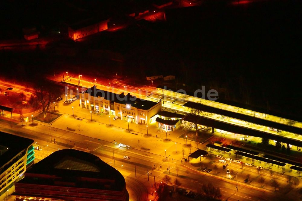 Nacht-Luftaufnahme Brandenburg an der Havel - Nachtluftbild Hauptbahnhof der Deutschen Bahn in Brandenburg an der Havel im Bundesland Brandenburg, Deutschland