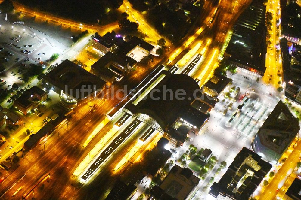 Nacht-Luftaufnahme Bremen - Nachtluftbild Hauptbahnhof der Deutschen Bahn in Bremen, Deutschland