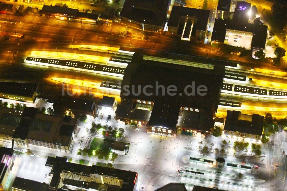 Bremen bei Nacht aus der Vogelperspektive: Nachtluftbild Hauptbahnhof der Deutschen Bahn in Bremen, Deutschland