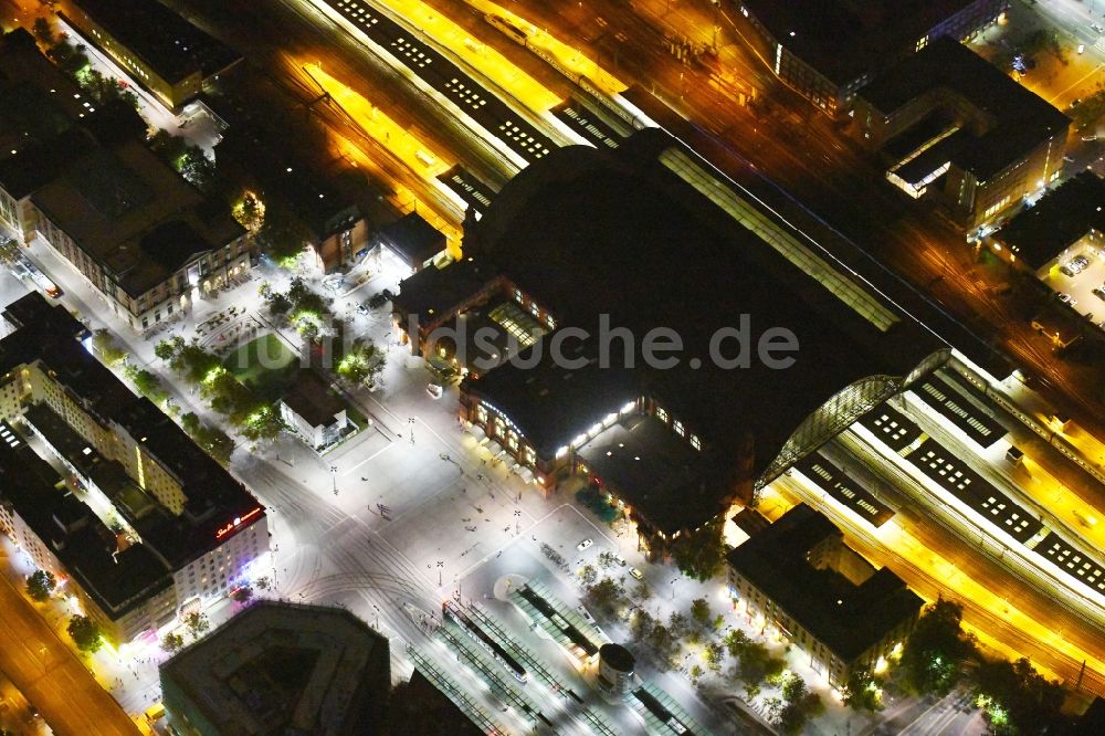 Nacht-Luftaufnahme Bremen - Nachtluftbild Hauptbahnhof der Deutschen Bahn in Bremen, Deutschland
