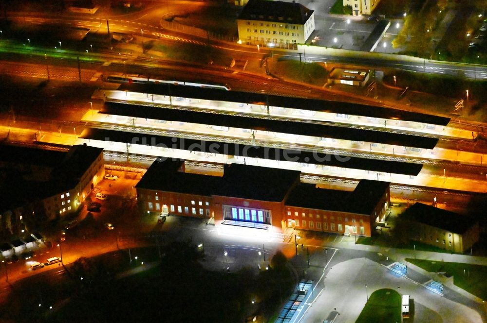 Dessau bei Nacht aus der Vogelperspektive: Nachtluftbild Hauptbahnhof der Deutschen Bahn in Dessau-Roßlau im Bundesland Sachsen-Anhalt