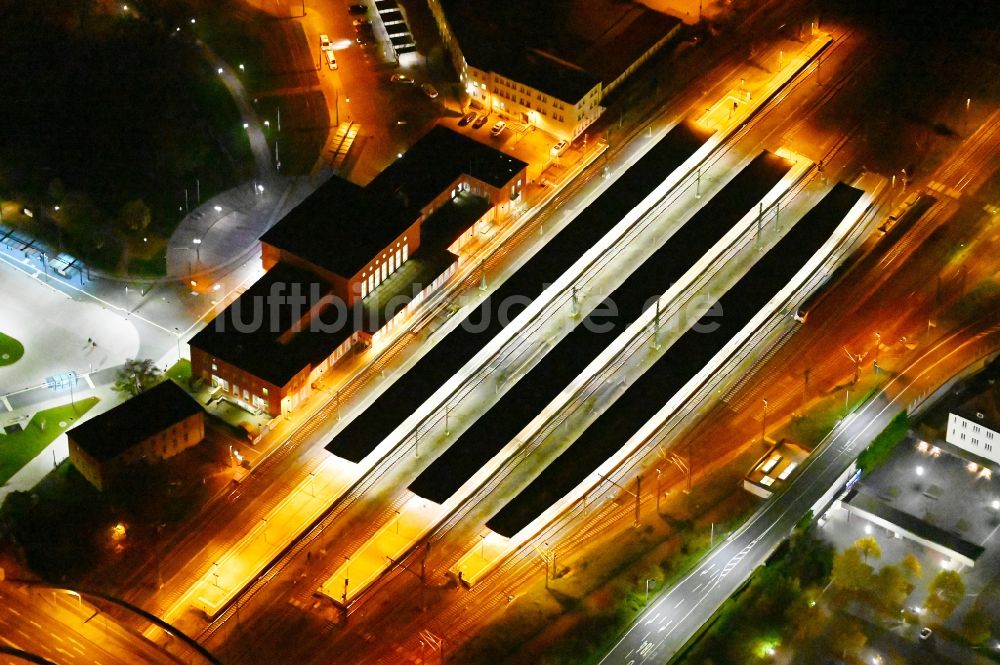 Nacht-Luftaufnahme Dessau - Nachtluftbild Hauptbahnhof der Deutschen Bahn in Dessau-Roßlau im Bundesland Sachsen-Anhalt