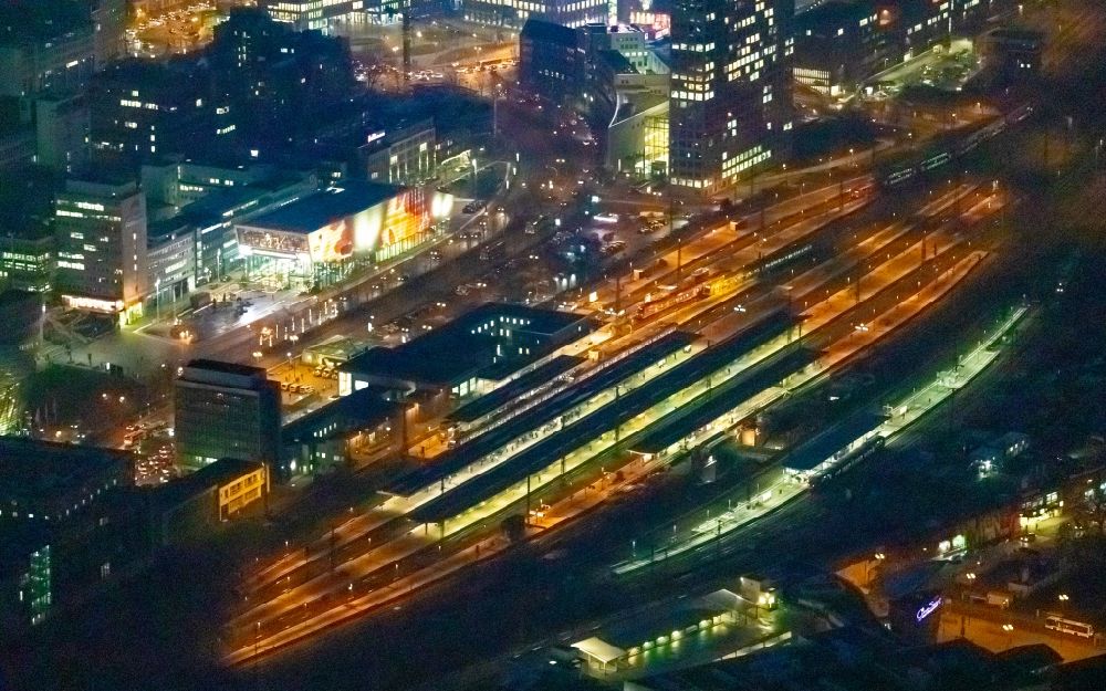 Nacht-Luftaufnahme Dortmund - Nachtluftbild Hauptbahnhof der Deutschen Bahn in Dortmund im Bundesland Nordrhein-Westfalen, Deutschland