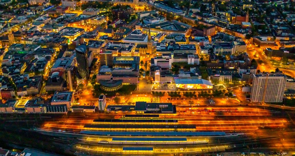 Dortmund bei Nacht aus der Vogelperspektive: Nachtluftbild Hauptbahnhof der Deutschen Bahn in Dortmund im Bundesland Nordrhein-Westfalen, Deutschland