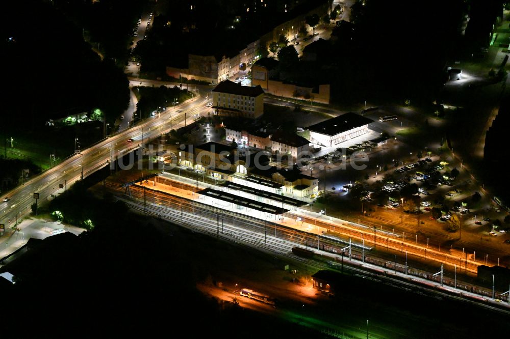Eberswalde bei Nacht aus der Vogelperspektive: Nachtluftbild Hauptbahnhof der Deutschen Bahn in Eberswalde im Bundesland Brandenburg, Deutschland