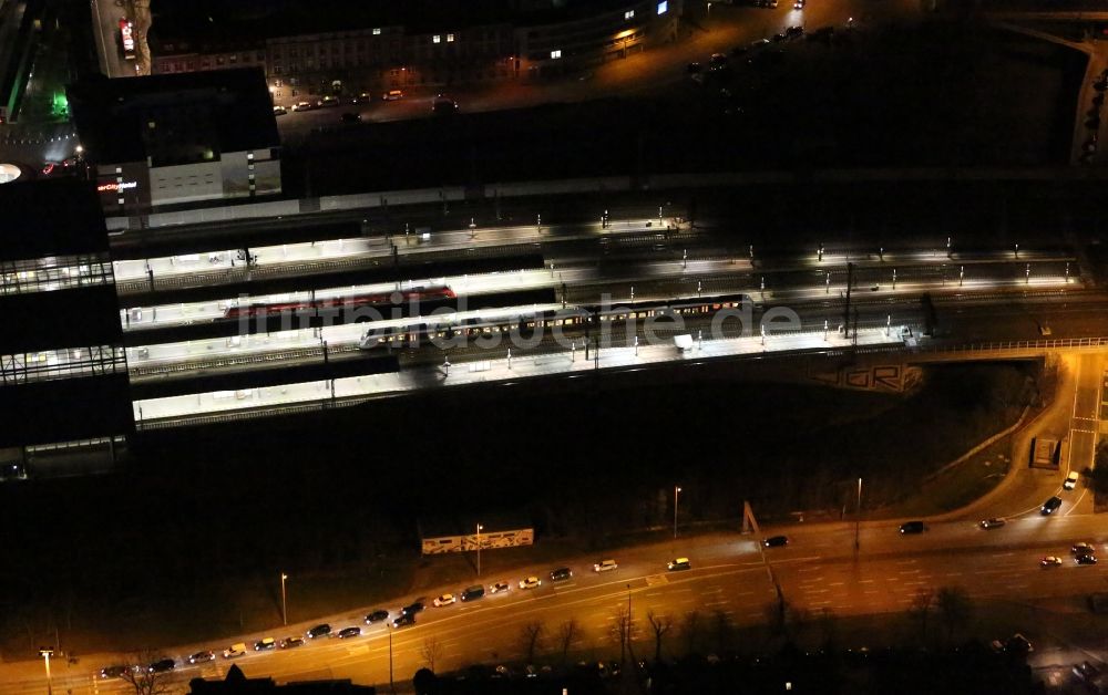 Nachtluftbild Erfurt - Nachtluftbild Hauptbahnhof der Deutschen Bahn in Erfurt im Bundesland Thüringen, Deutschland