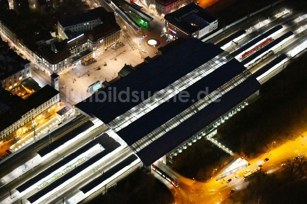 Nacht-Luftaufnahme Erfurt - Nachtluftbild Hauptbahnhof der Deutschen Bahn in Erfurt im Bundesland Thüringen, Deutschland
