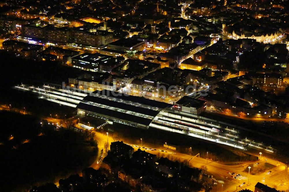 Erfurt bei Nacht von oben - Nachtluftbild Hauptbahnhof der Deutschen Bahn in Erfurt im Bundesland Thüringen, Deutschland