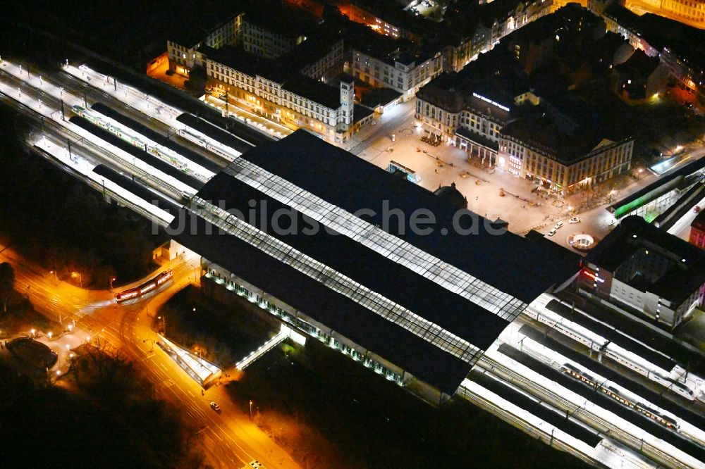 Erfurt bei Nacht aus der Vogelperspektive: Nachtluftbild Hauptbahnhof der Deutschen Bahn in Erfurt im Bundesland Thüringen, Deutschland