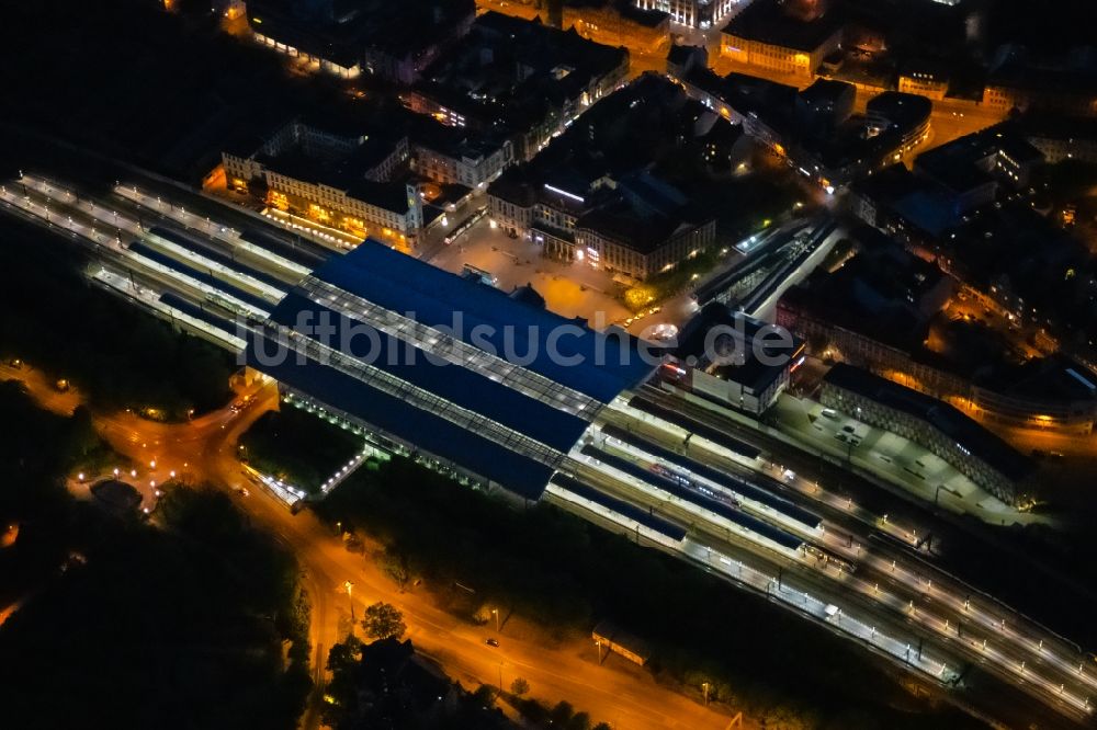 Erfurt bei Nacht aus der Vogelperspektive: Nachtluftbild Hauptbahnhof der Deutschen Bahn in Erfurt im Bundesland Thüringen, Deutschland